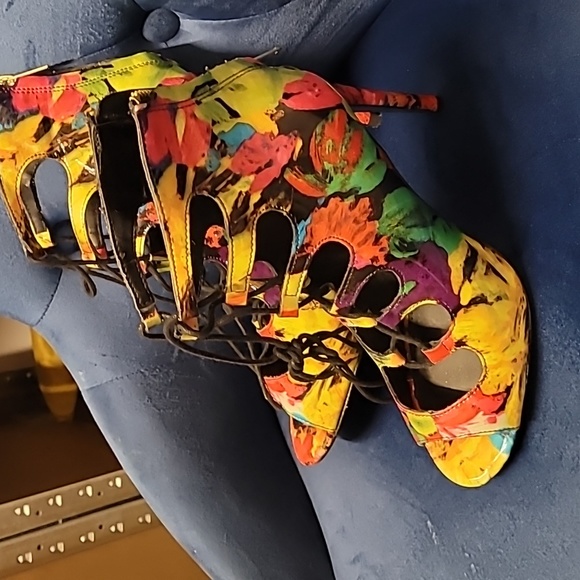 Heels - Picture 2 of 4